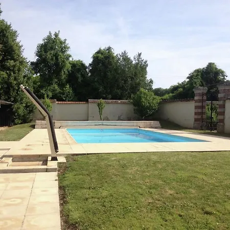 בית נופש Vintage Castle In With Swimming Pool